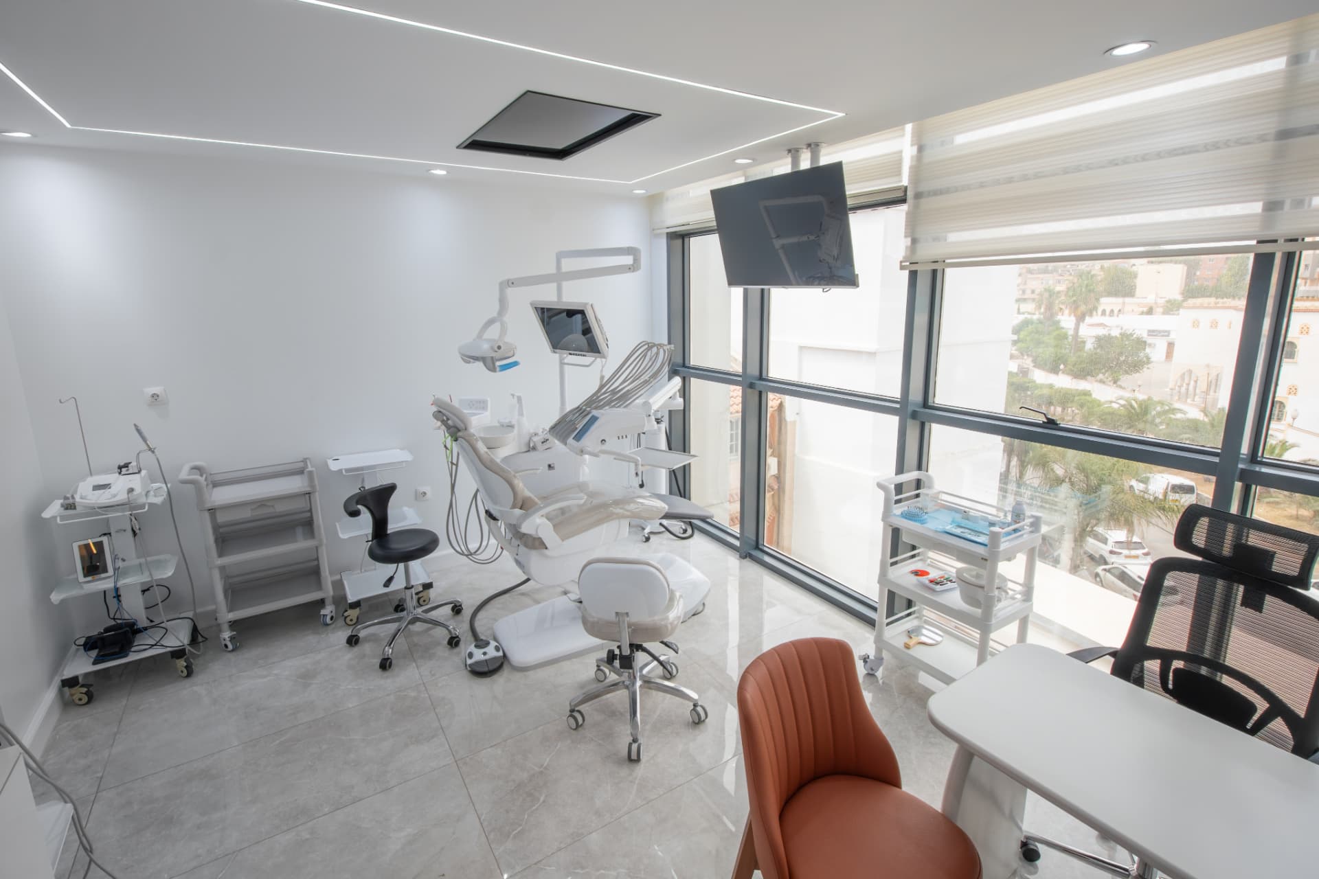 Cabinet de soins lumineux équipé d'un fauteuil dentaire moderne