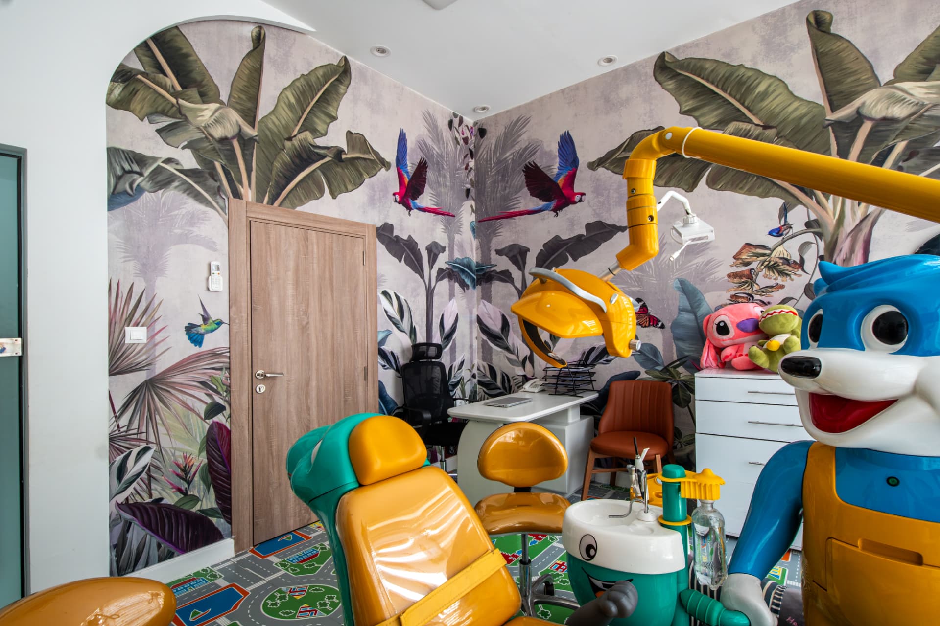 Salle de soins pour enfants décorée d'une fresque tropicale